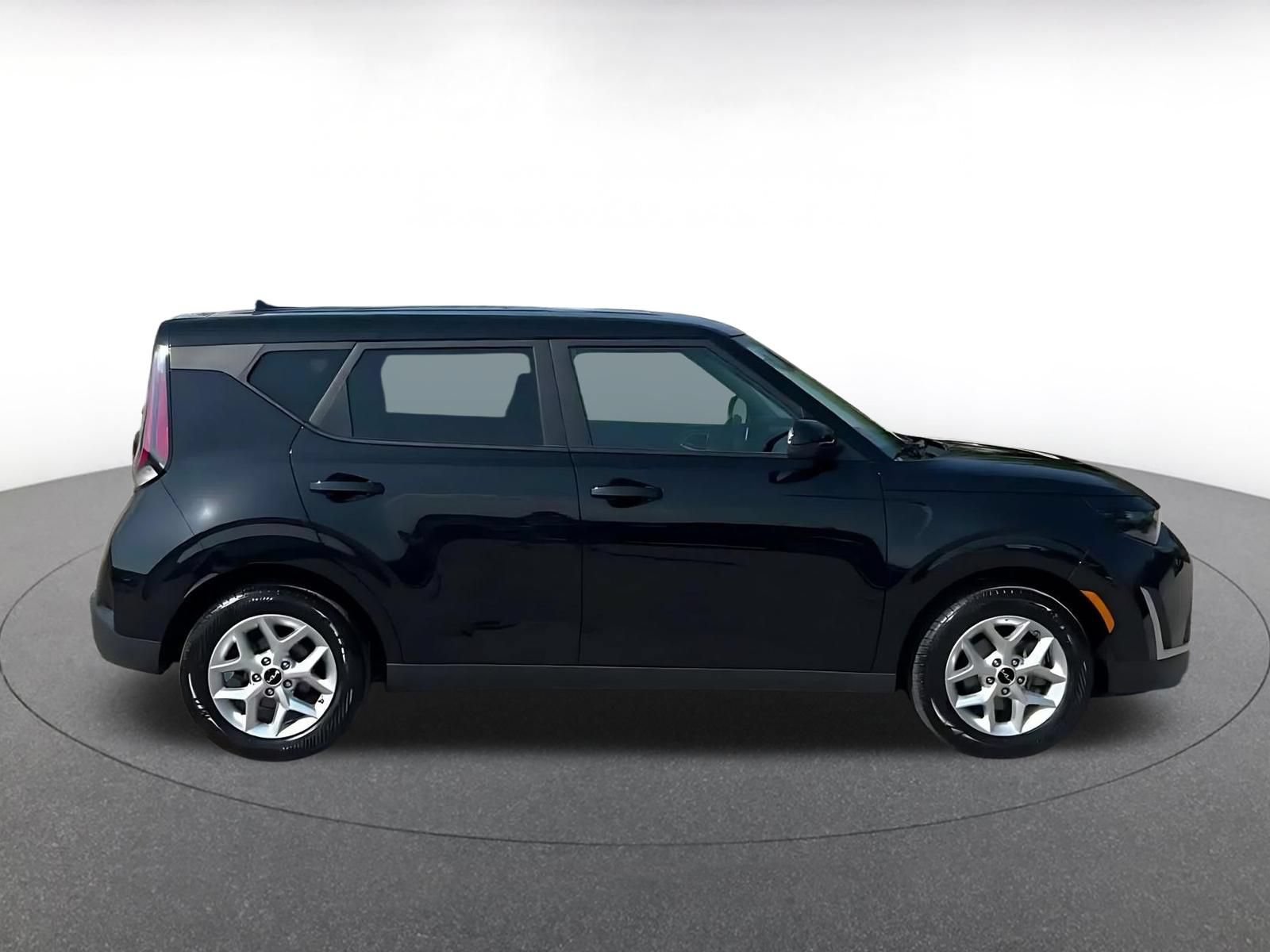 Used 2025 Kia Soul LX w/ LX Technology Package FWD image 16