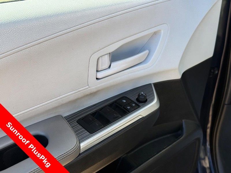 Used 2025 Toyota Sienna LE w/ LE Plus Package image 19