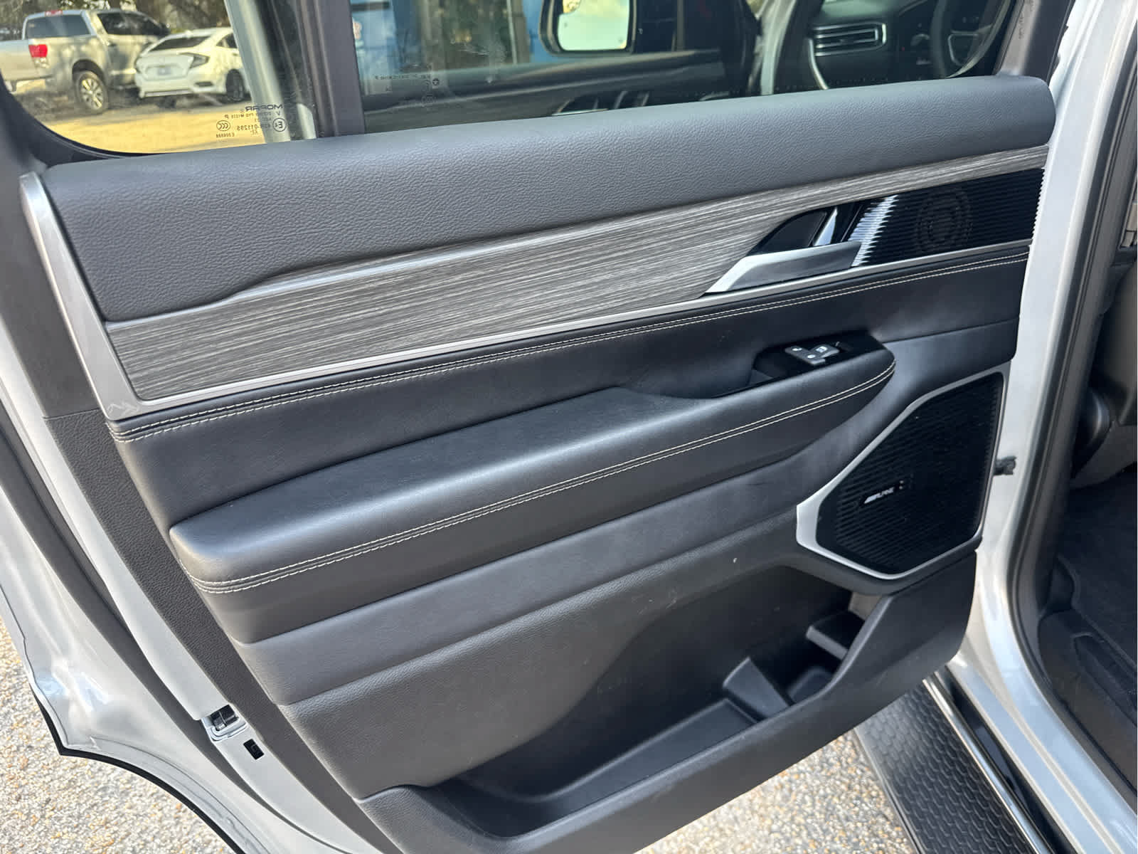 Used 2024 Jeep Wagoneer Series III AWD/4WD image 36