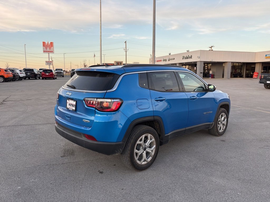Used 2025 Jeep Compass Latitude image 3