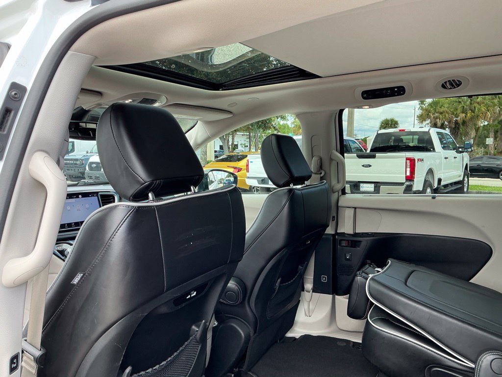 Used 2023 Chrysler Pacifica Limited FWD image 30