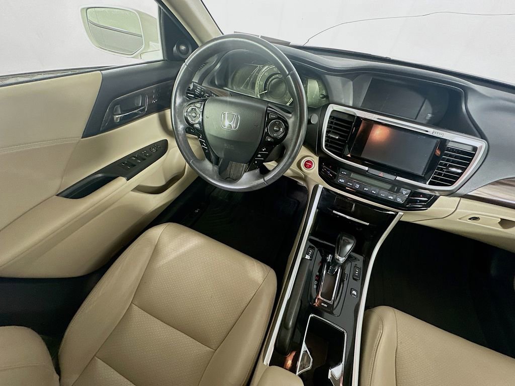 Used 2017 Honda Accord Touring image 9