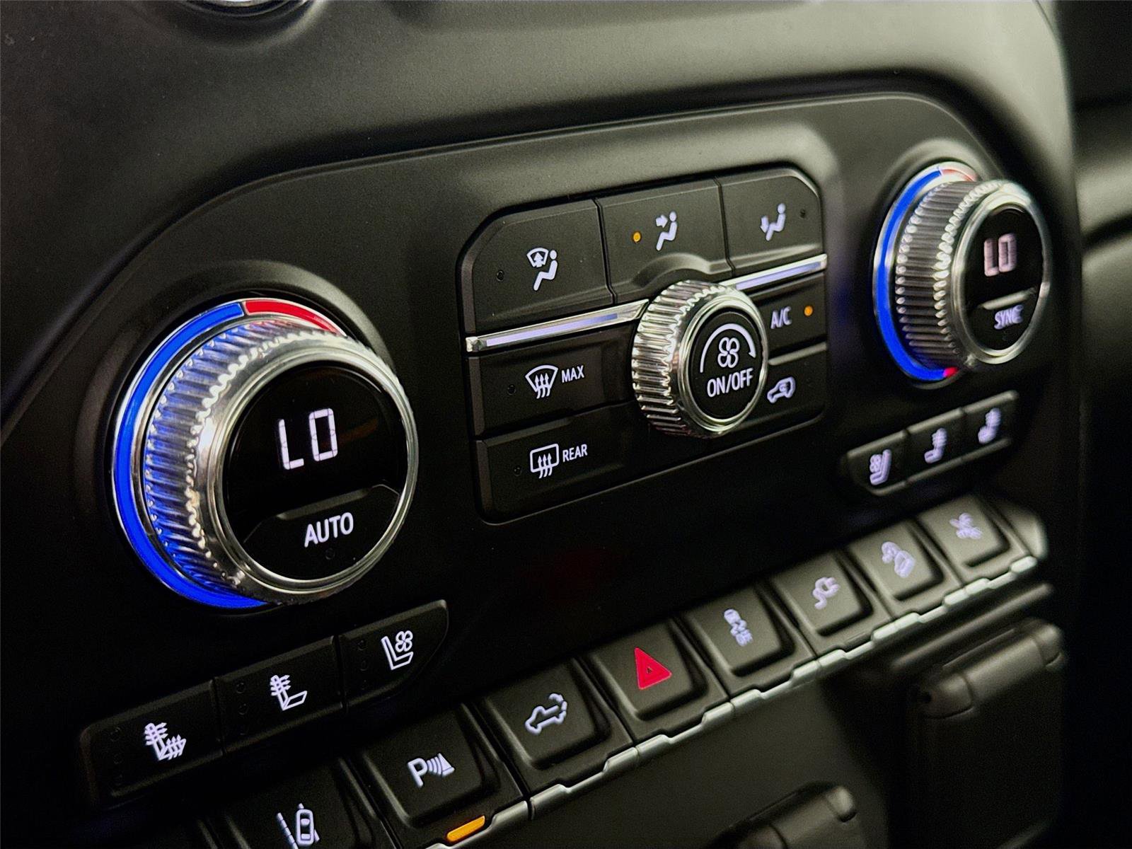 Used 2022 GMC Sierra 2500 AT4 w/ AT4 Premium Plus Package AWD/4WD image 17