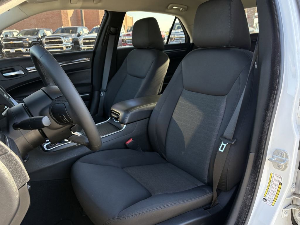 Used 2022 Chrysler 300 Touring image 26