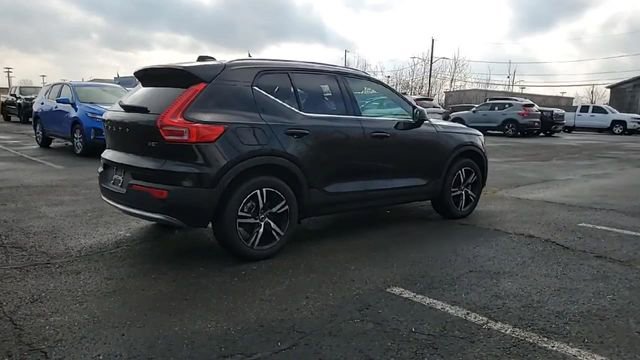 Used 2025 Volvo XC40 B5 Core image 2