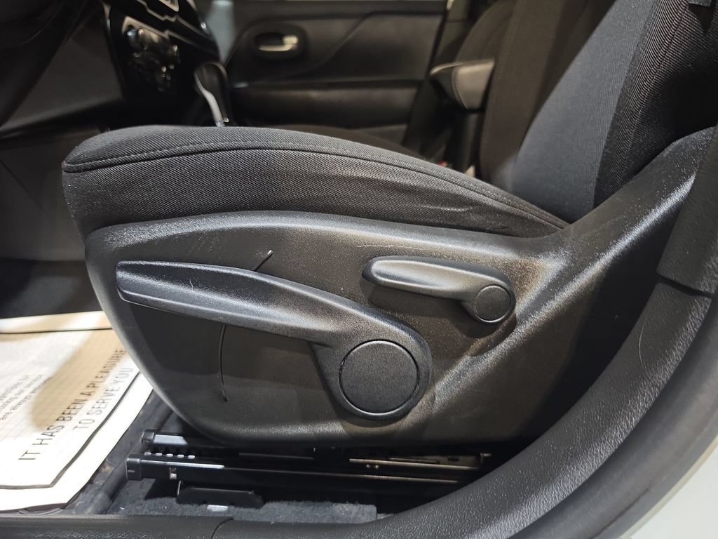 Used 2023 Jeep Renegade Latitude AWD/4WD image 14