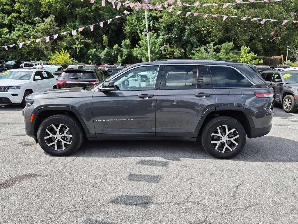 Used 2023 Jeep Grand Cherokee Limited AWD/4WD image 10