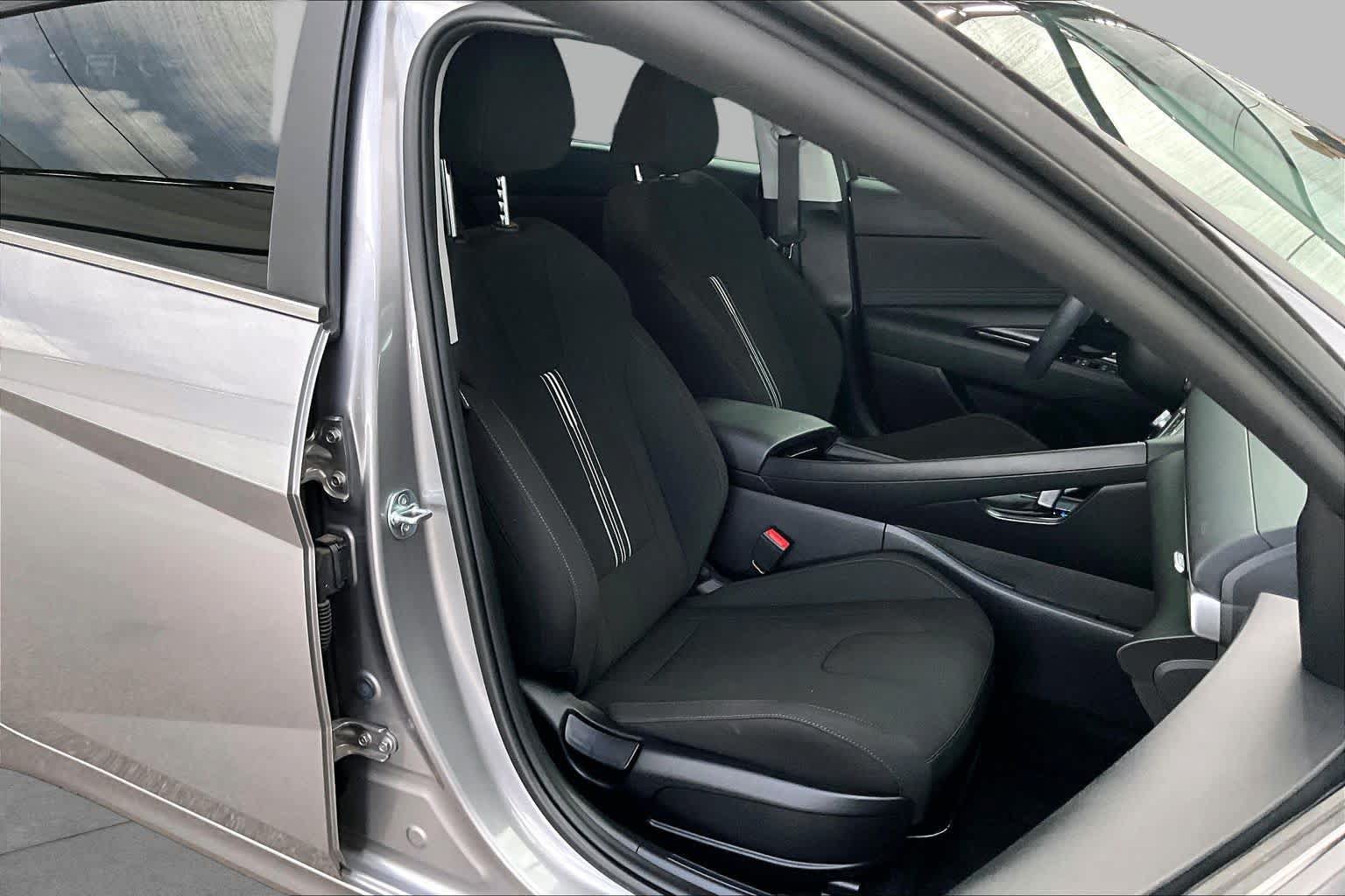 Used 2024 Hyundai Elantra SEL w/ Convenience Package FWD image 9