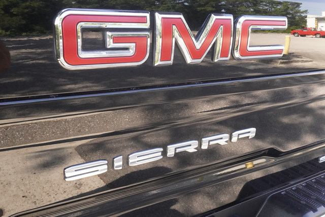 Used 2025 GMC Sierra 2500 SLT w/ SLT Premium Package AWD/4WD image 42