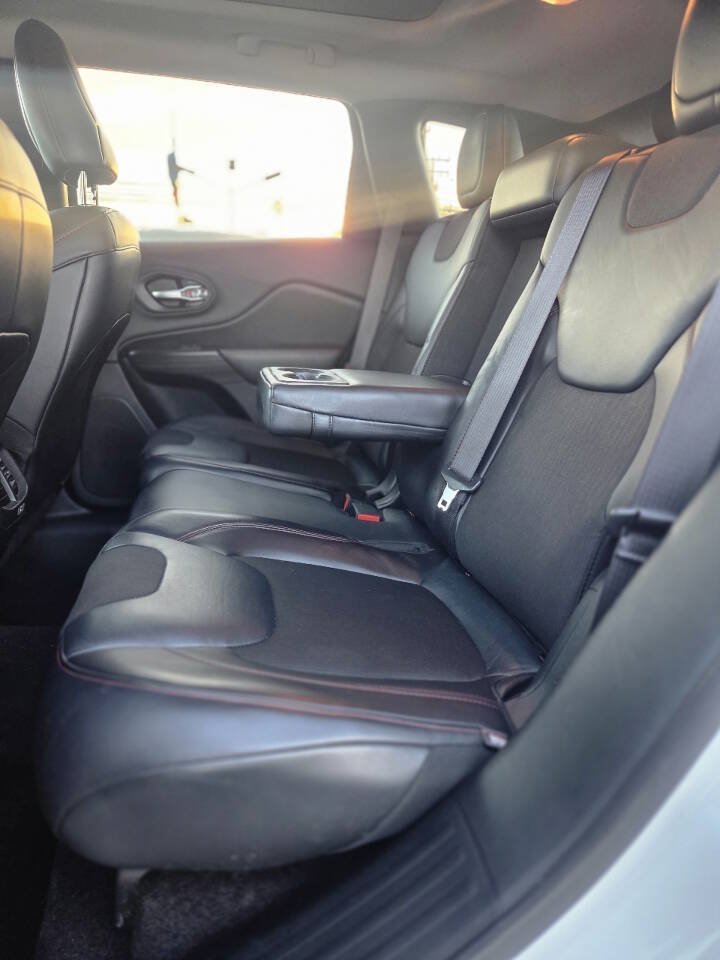Used 2016 Jeep Cherokee Trailhawk w/ Comfort/Convenience Group AWD/4WD image 18