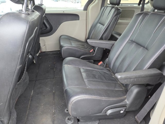 Used 2015 Chrysler Town & Country Touring w/ Driver Convenience Group image 13