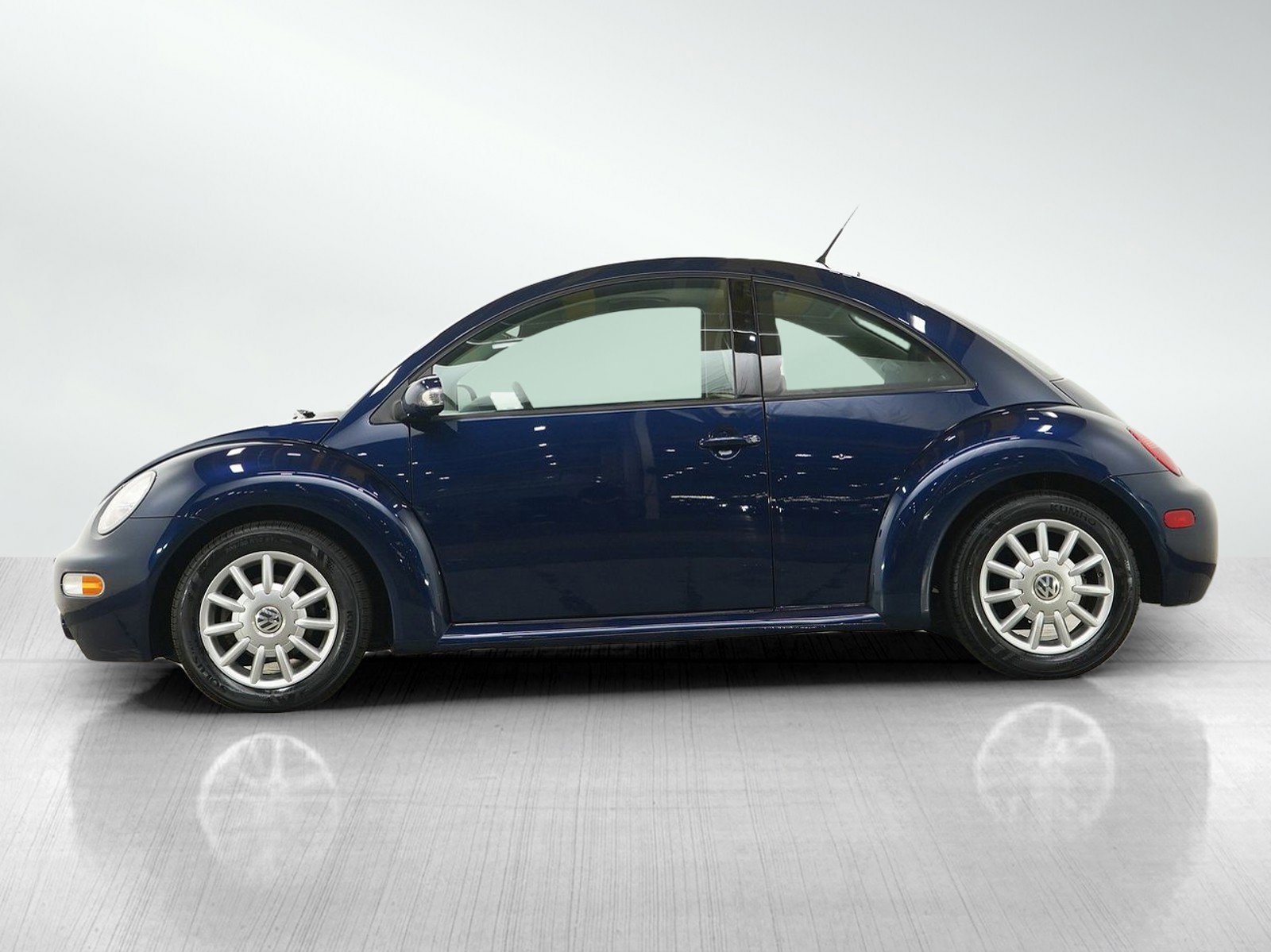Used 2004 Volkswagen Beetle GLS FWD image 2