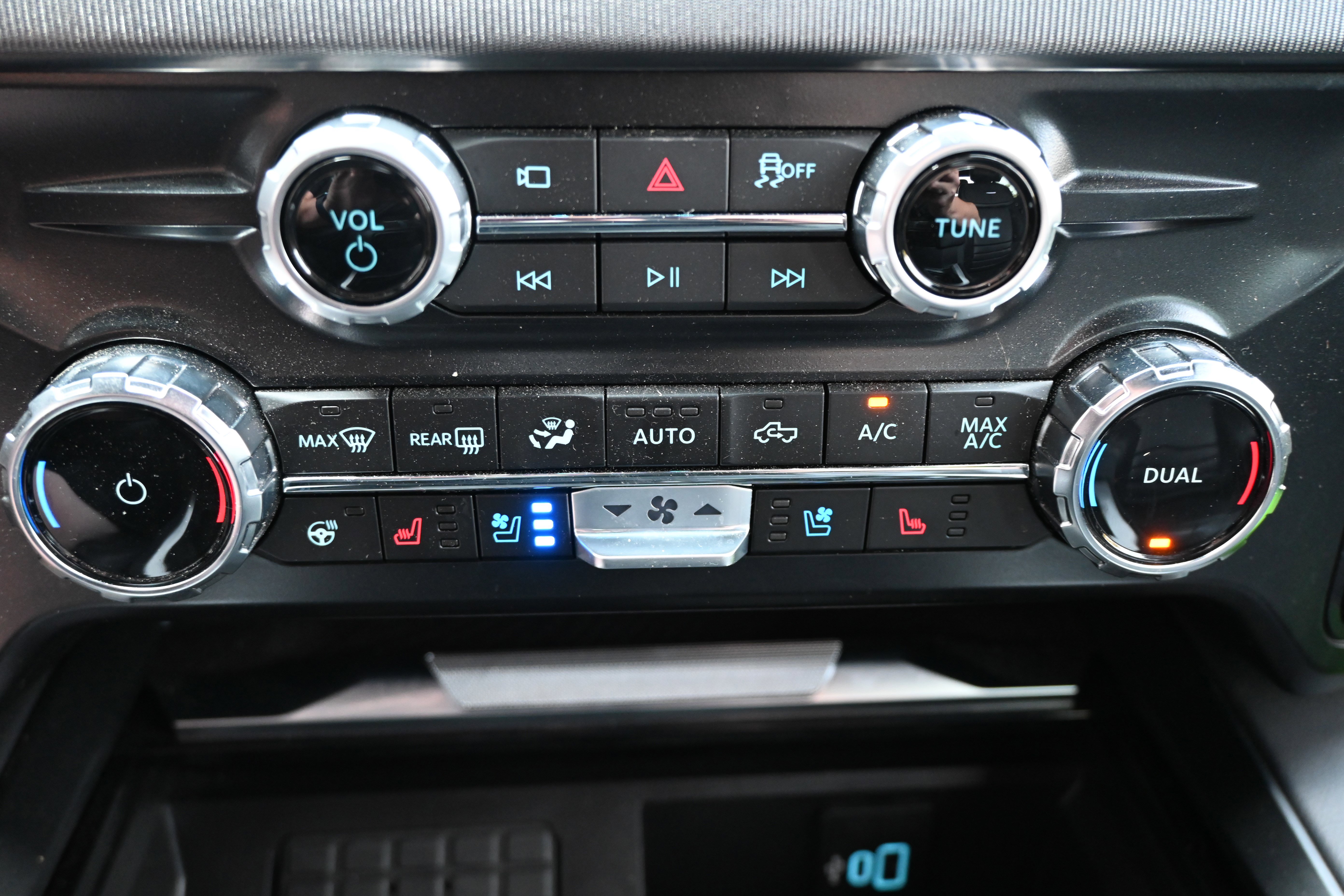 Used 2025 Ford F450 Platinum w/ FX4 Off-Road Package image 28