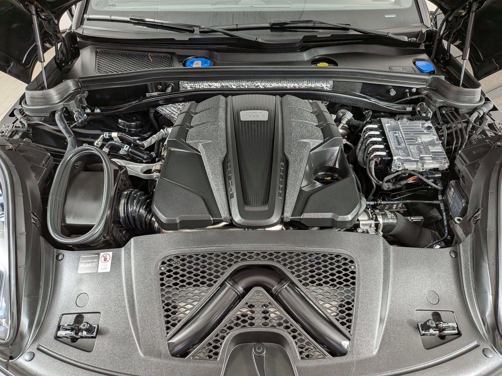 Certified 2025 Porsche Macan S AWD/4WD image 26