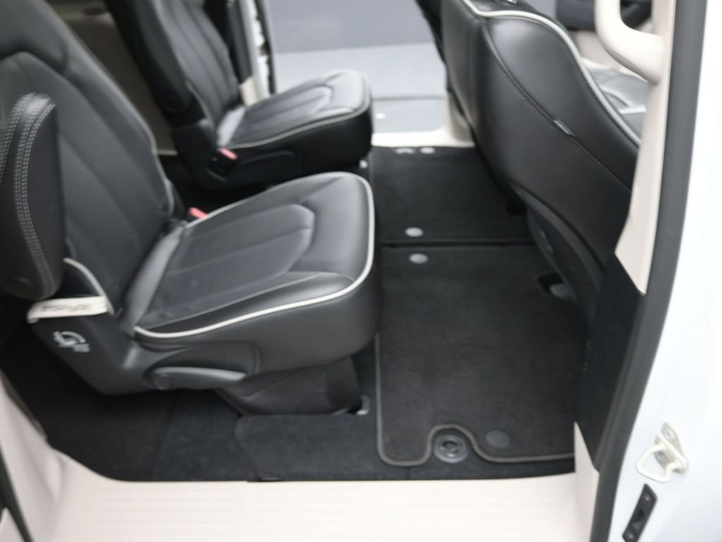 Used 2023 Chrysler Pacifica Limited AWD/4WD image 19