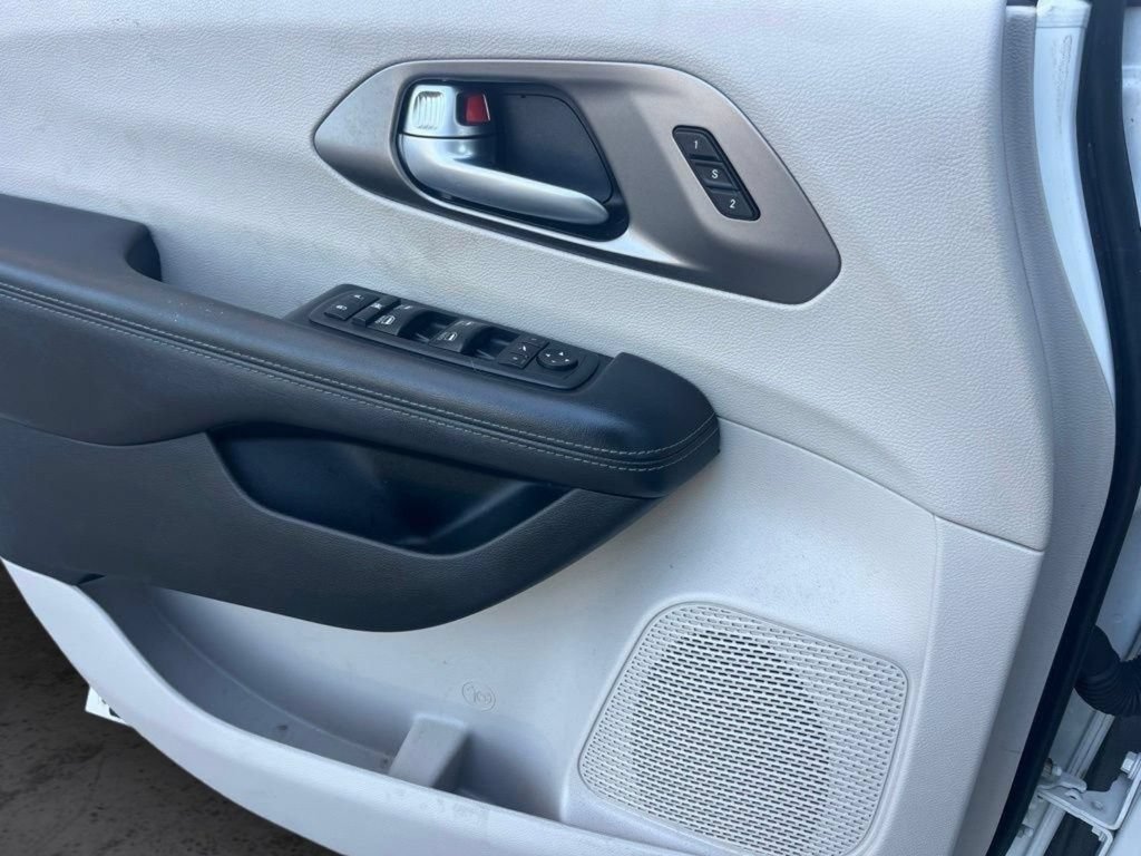 Used 2019 Chrysler Pacifica Limited FWD image 6
