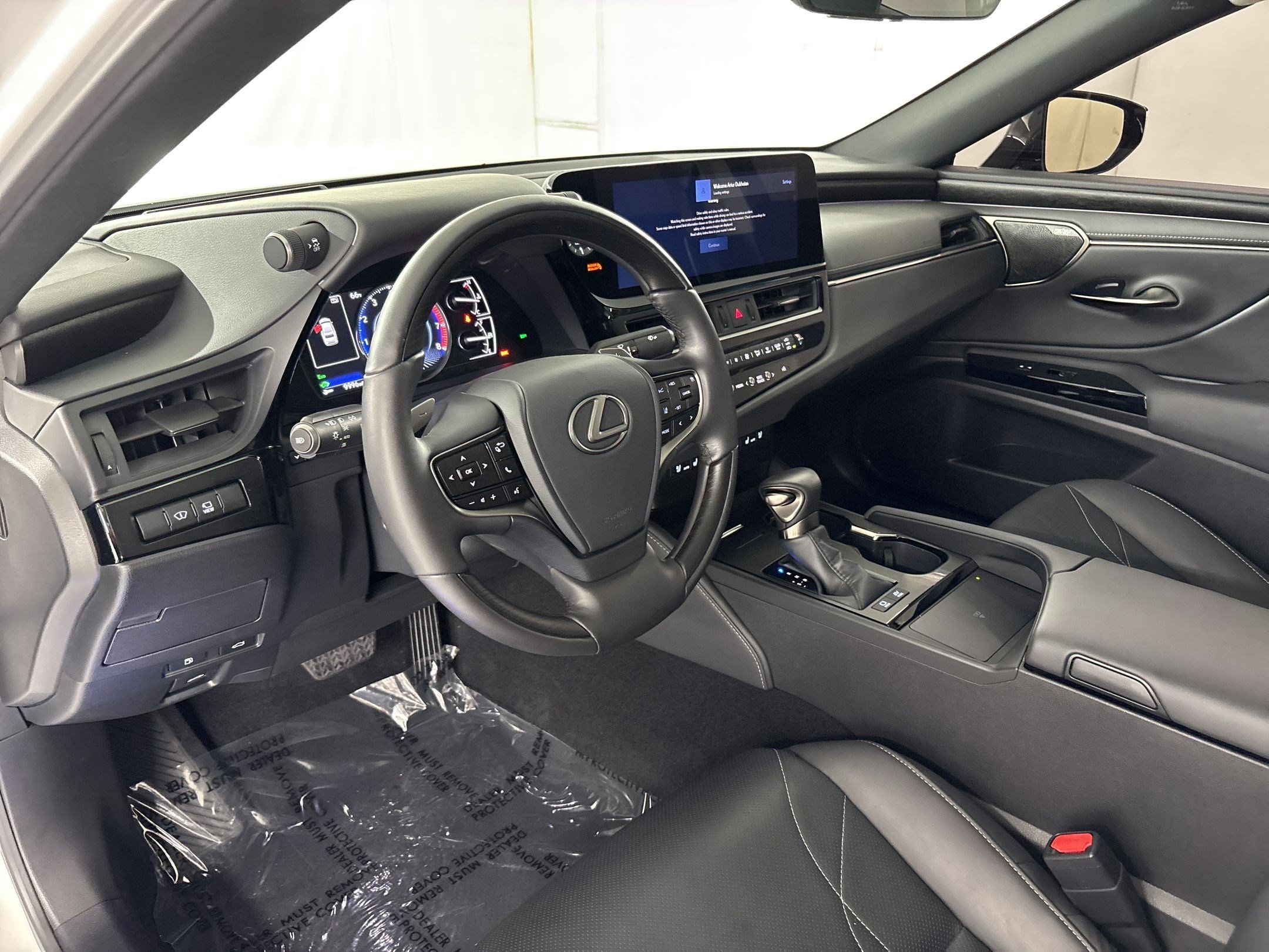 Used 2025 Lexus ES 300h w/ Luxury Package FWD image 4