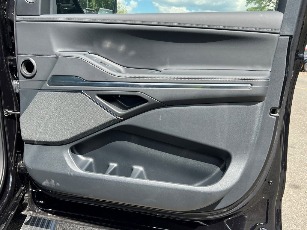 New 2025 Lincoln Navigator L Reserve w/ Jet Appearance Package image 6