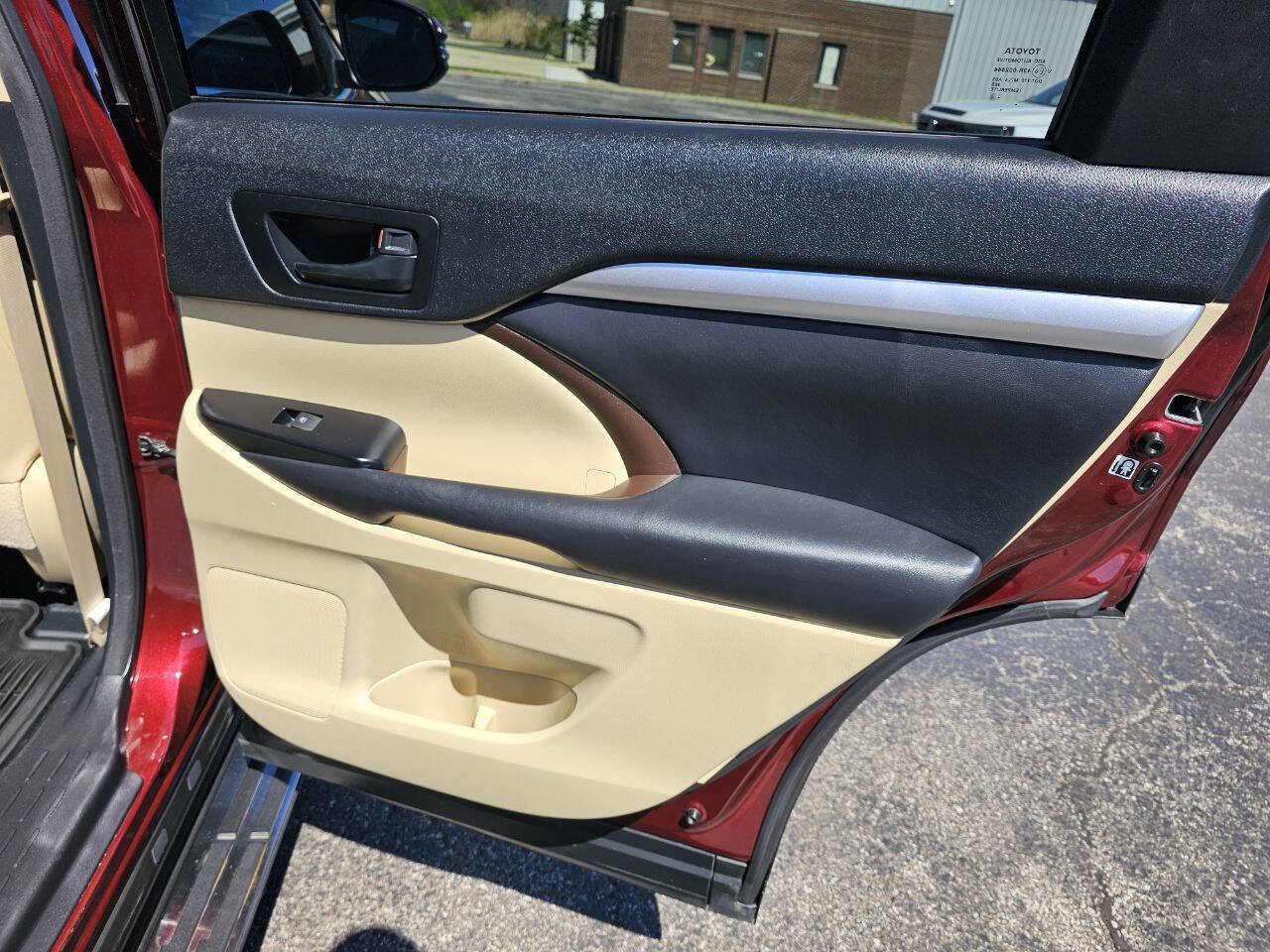 Used 2014 Toyota Highlander Plus FWD image 25