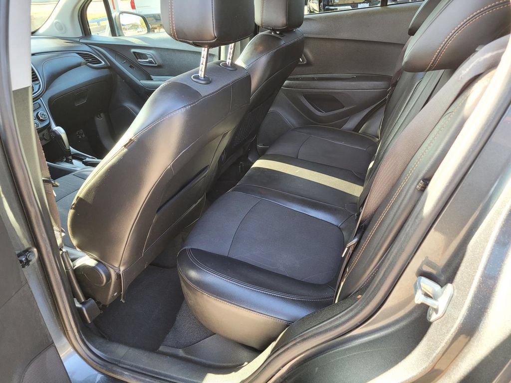 Used 2019 Chevrolet Trax LT w/ LT Convenience Package FWD image 3