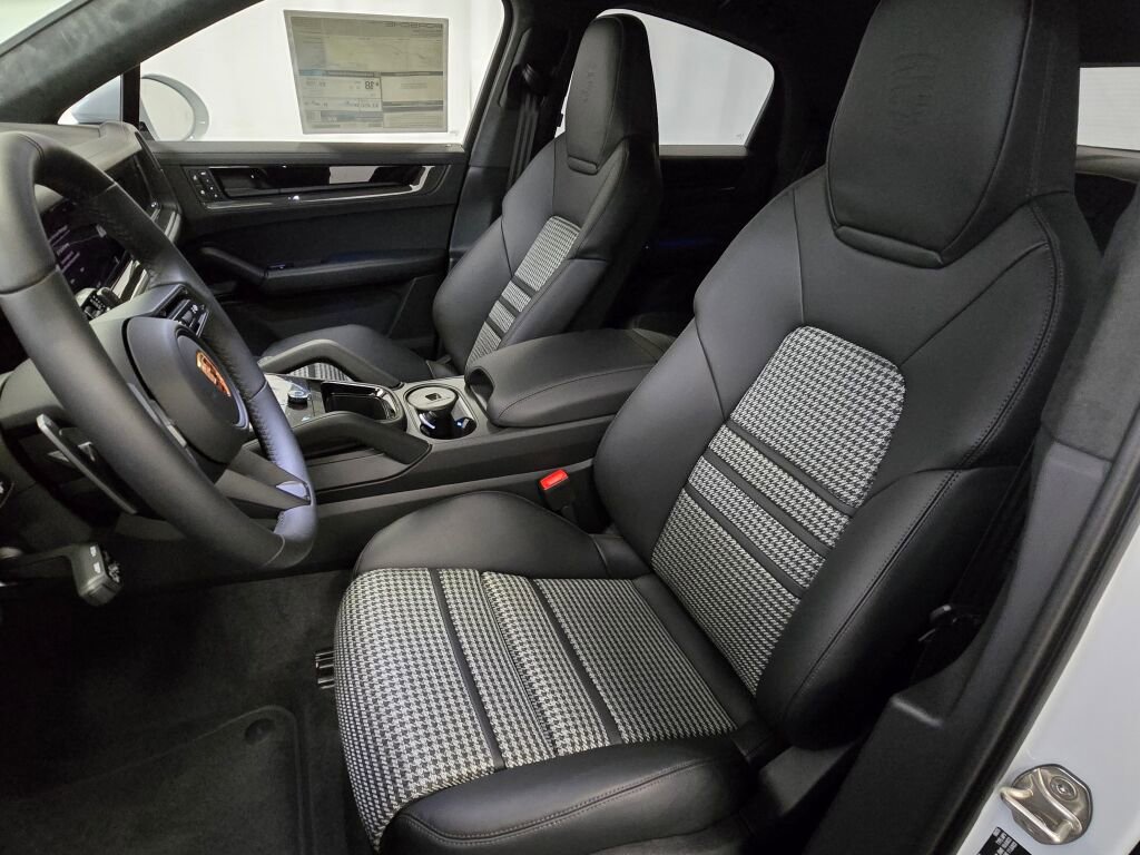 New 2026 Porsche Cayenne GTS image 5