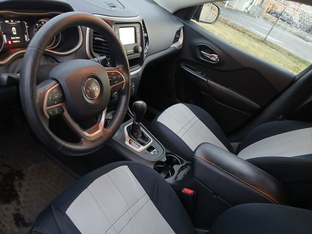 Used 2016 Jeep Cherokee Sport image 33