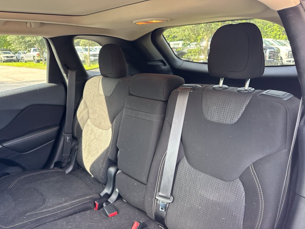 Used 2015 Jeep Cherokee Latitude w/ Comfort/Convenience Group AWD/4WD image 11