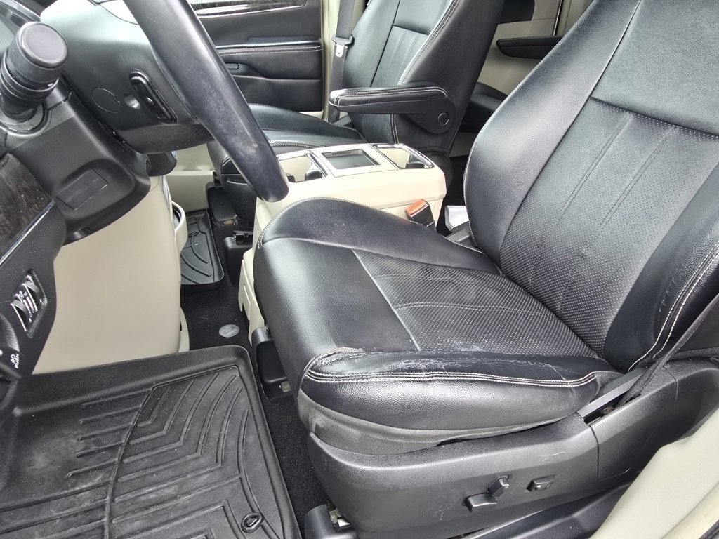 Used 2015 Chrysler Town & Country Touring-L w/ Driver Convenience Group image 20