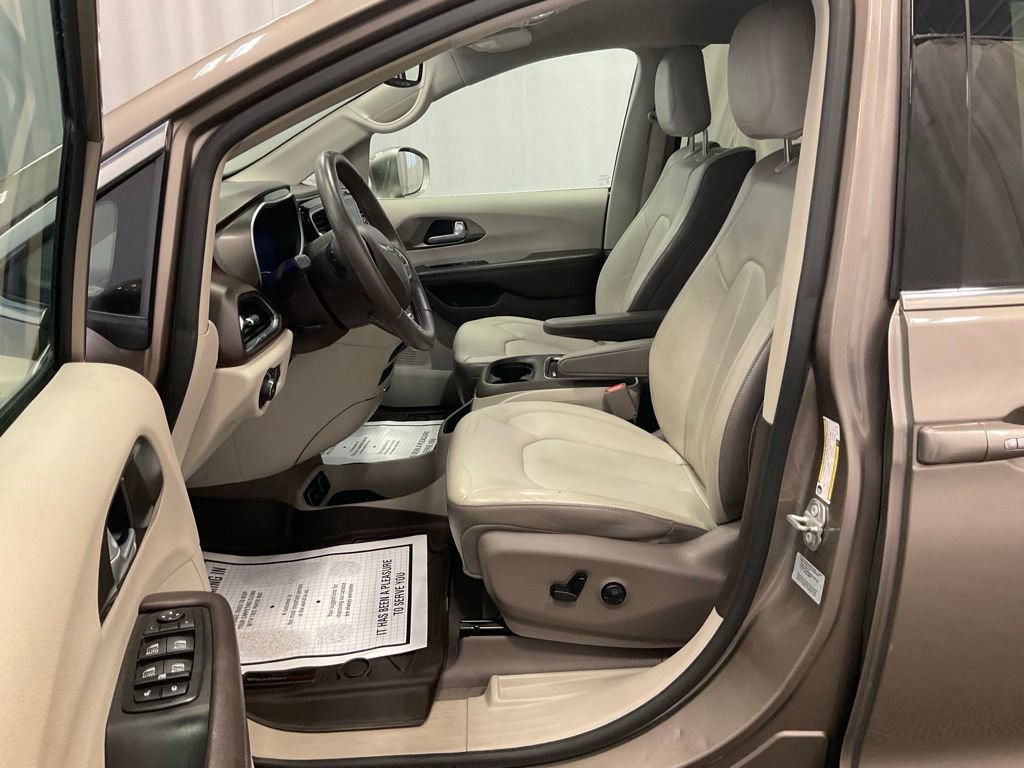 Used 2017 Chrysler Pacifica Touring-L Plus FWD image 7
