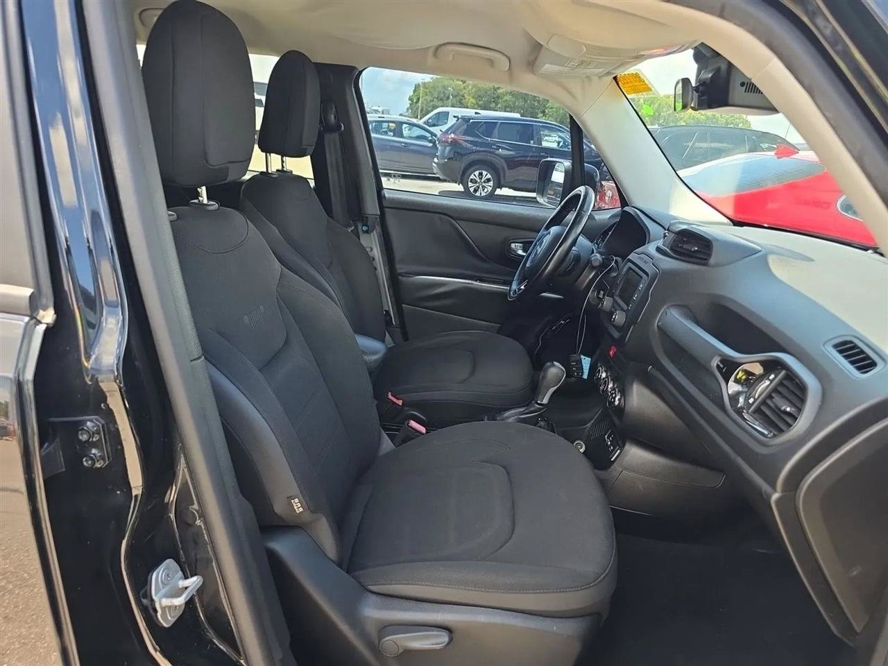 Used 2017 Jeep Renegade Altitude FWD image 14