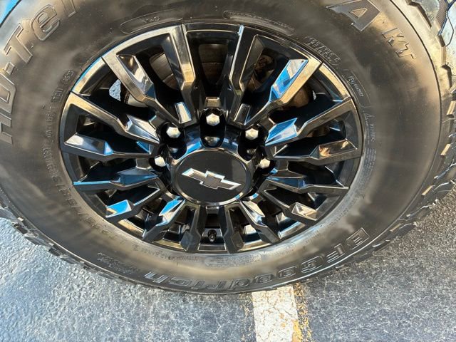 Used 2021 Chevrolet Silverado 2500 LT w/ Midnight Edition image 11