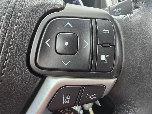 Used 2017 Toyota Highlander Plus AWD/4WD image 23