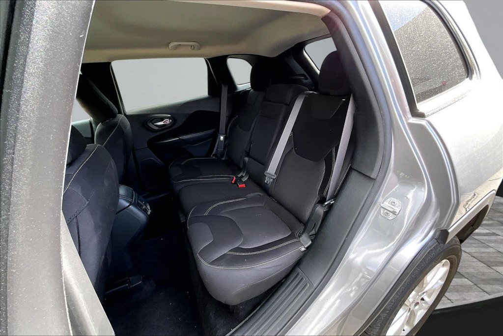 Used 2015 Jeep Cherokee Latitude FWD image 17