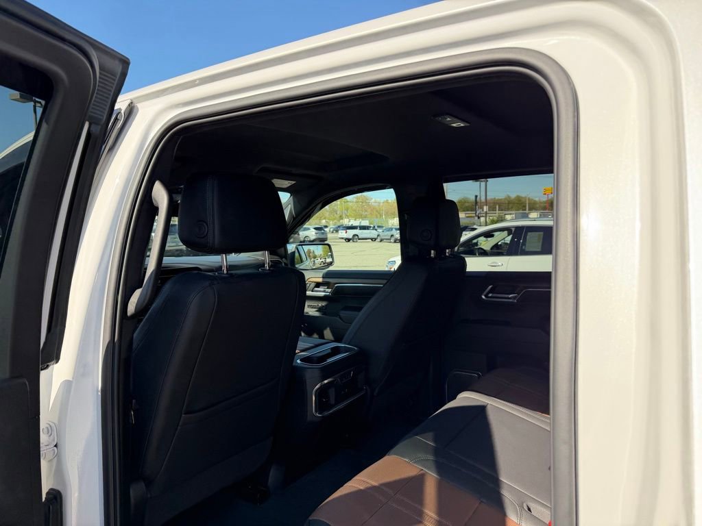 Used 2024 Chevrolet Silverado 1500 High Country w/ Technology Package AWD/4WD image 10