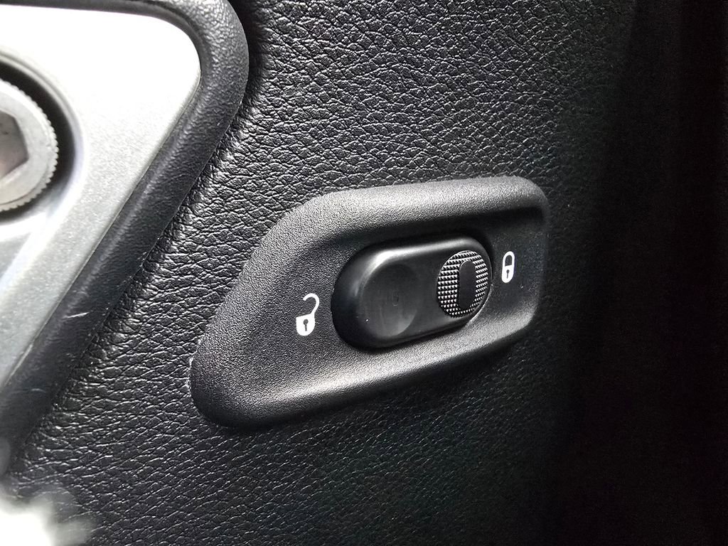 Used 2017 Jeep Wrangler Unlimited Sahara w/ Connectivity Group image 21