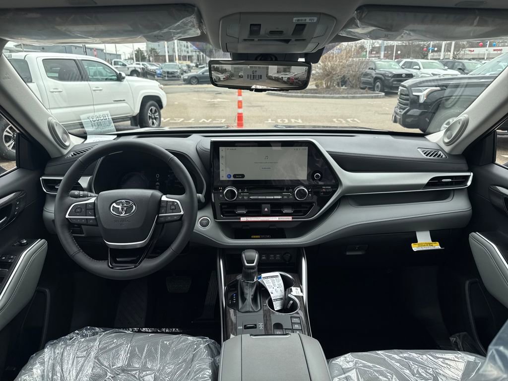 New 2026 Toyota Highlander Platinum image 10