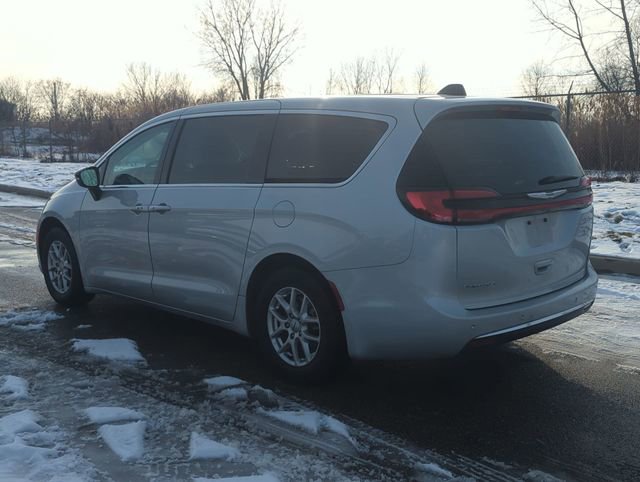 Used 2024 Chrysler Pacifica Touring-L FWD image 5