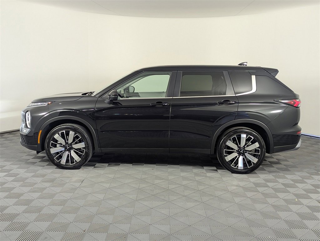 Used 2025 Mitsubishi Outlander SE image 8