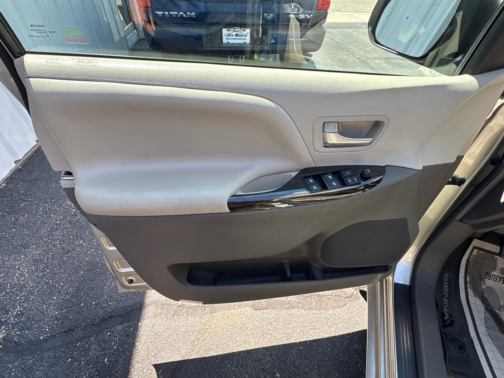 Used 2017 Toyota Sienna XLE w/ XLE Navigation Package FWD image 8
