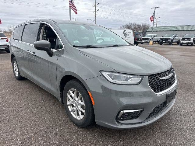 Used 2023 Chrysler Pacifica Touring-L image 2