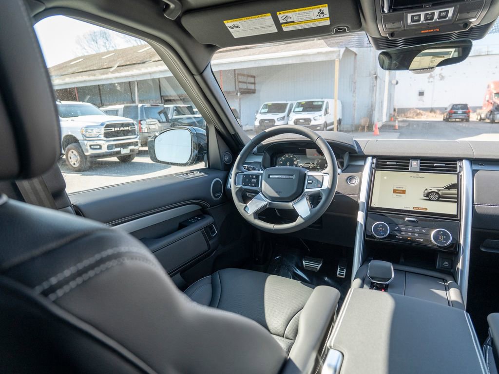 New 2025 Land Rover Discovery Dynamic SE image 18