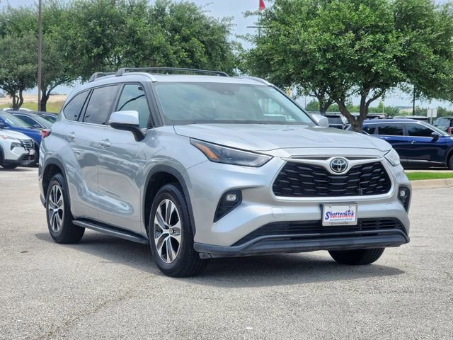Used 2022 Toyota Highlander XLE image 2