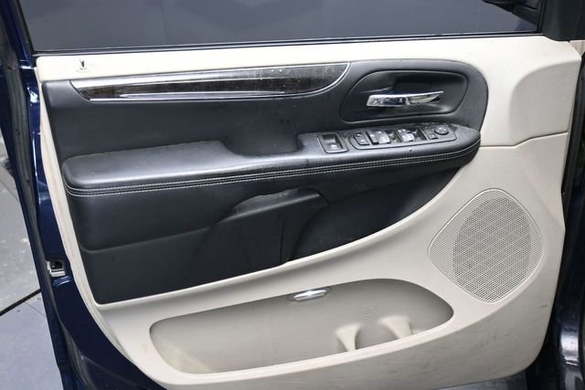 Used 2012 Chrysler Town & Country Touring-L w/ Entertainment Group #2 FWD image 10