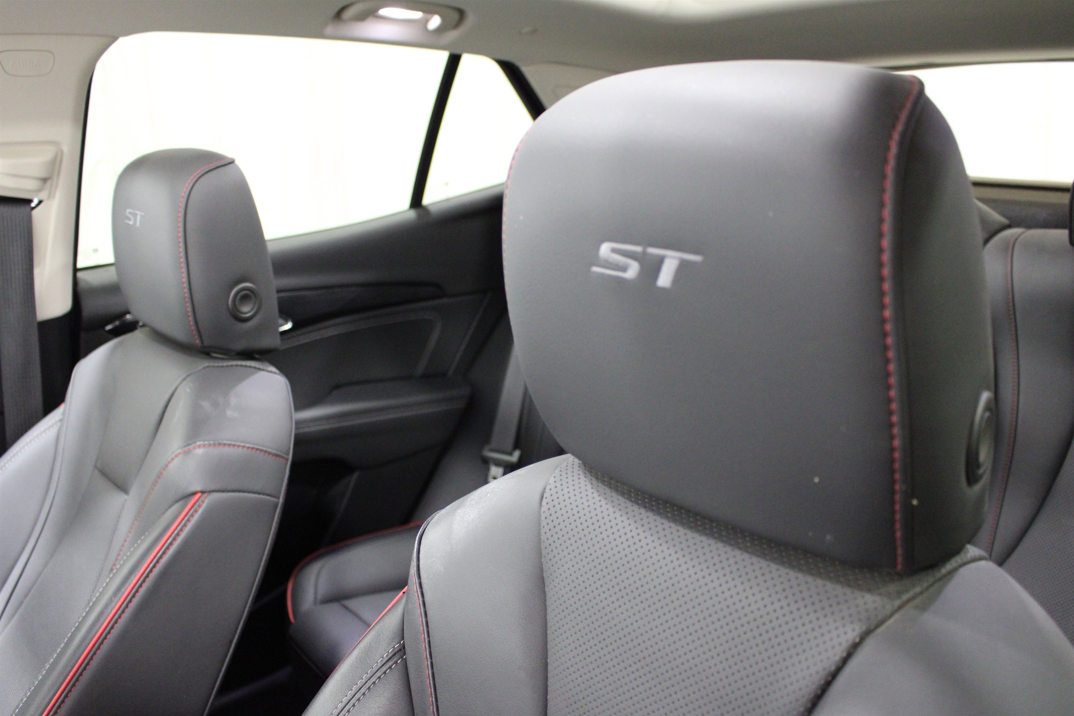 Used 2023 Buick Envision Essence w/ Sport Touring Package image 4