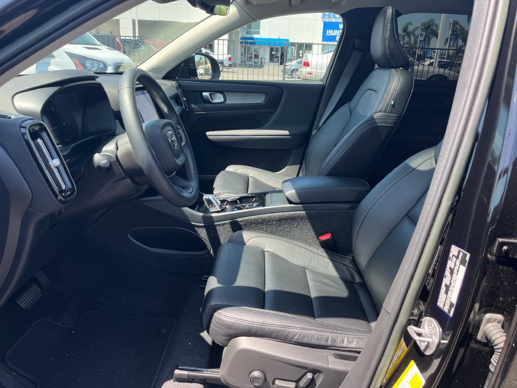 Used 2023 Volvo XC40 B5 Plus w/ Driver Assist Package AWD/4WD image 9