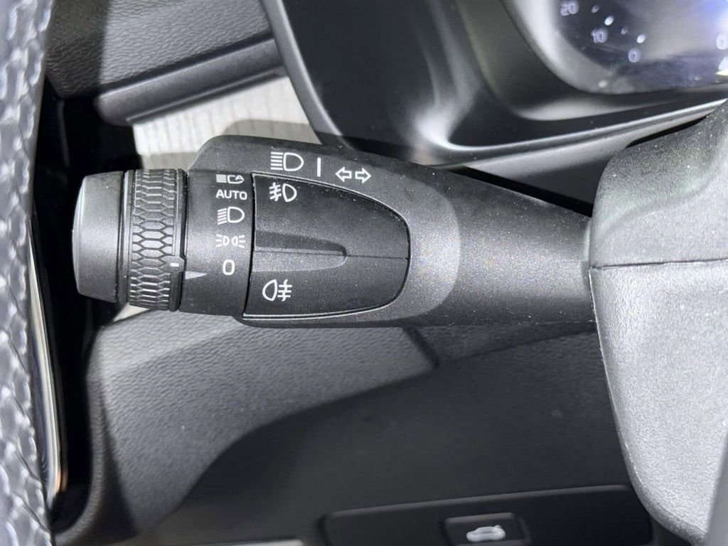 Used 2023 Volvo XC40 B4 Core w/ Convenience Package image 28