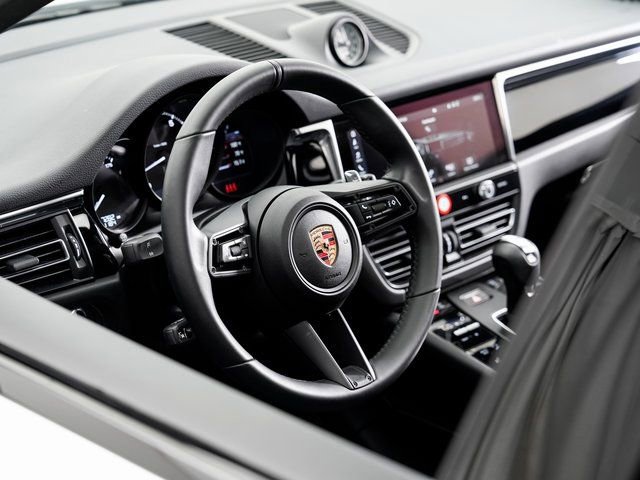 Certified 2025 Porsche Macan image 9