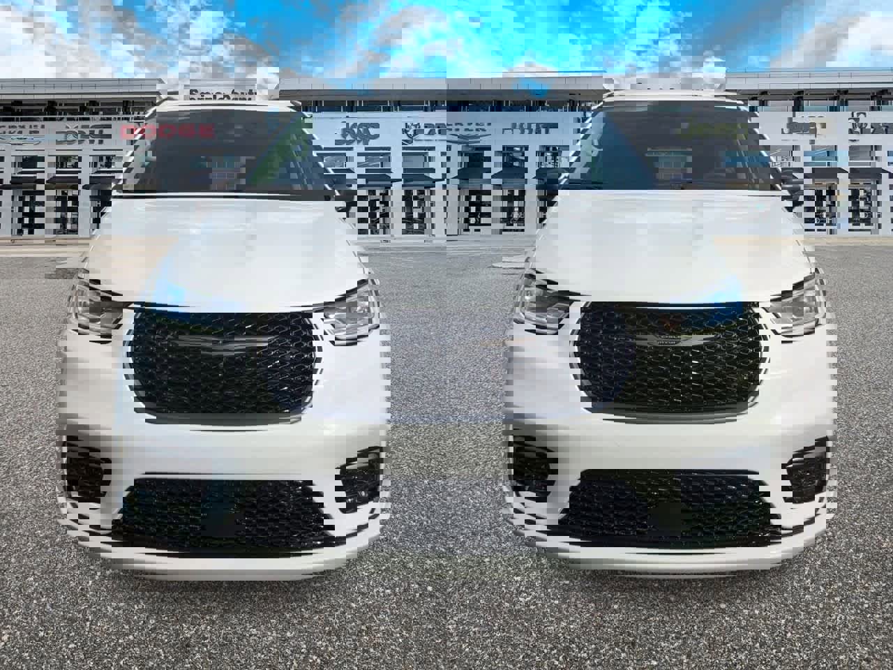 Used 2024 Chrysler Pacifica Touring-L w/ Road Tripper Package image 3