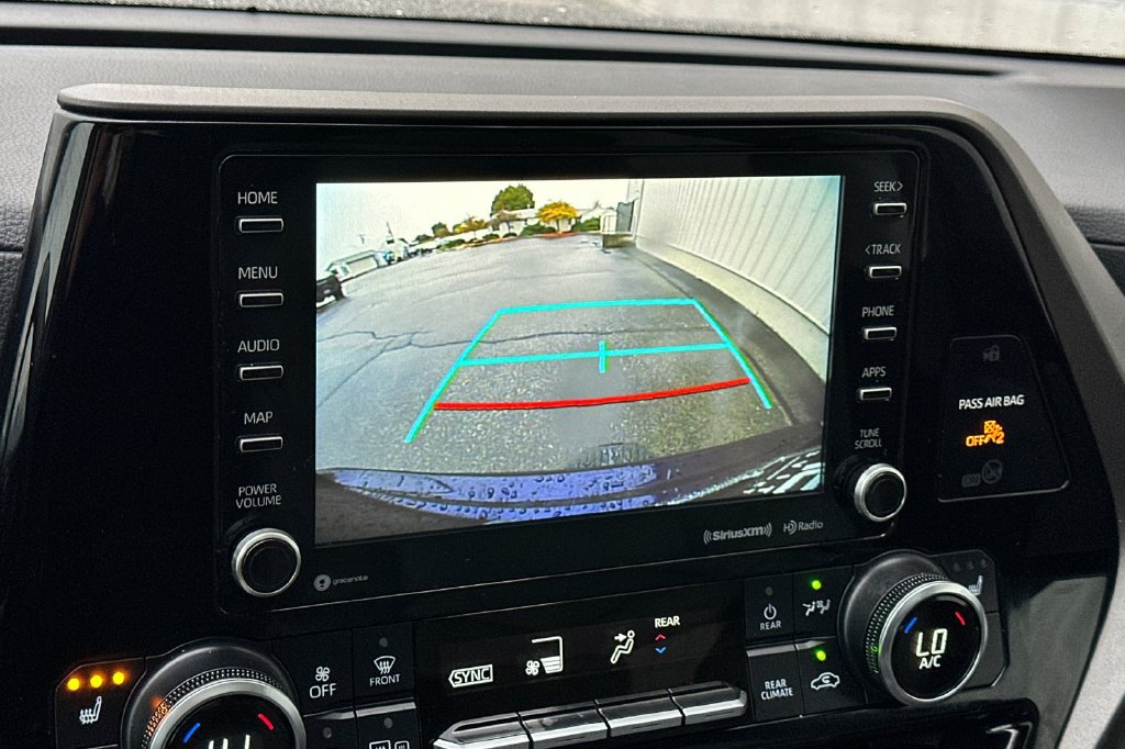 Used 2022 Toyota Highlander XLE AWD/4WD image 25