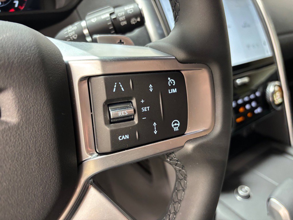 Used 2025 Land Rover Discovery S image 18